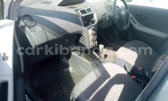 Nunua Ilio tumika Toyota Vitz Fedha Gari ndani ya Kampala nchini Uganda Nunua Ilio tumika Toyota Vitz Fedha Gari ndani ya Kampala nchini Uganda