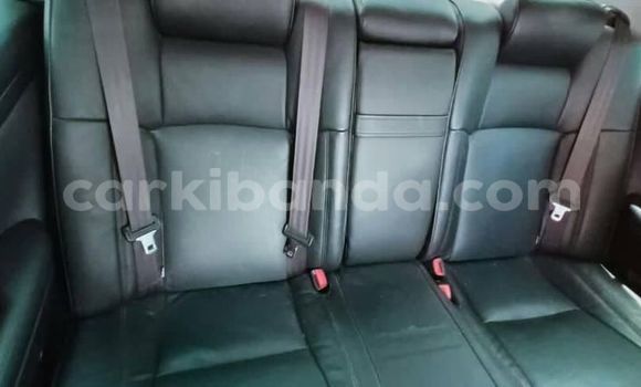 Nunua Ilio tumika Toyota Crown Nyeusi Gari ndani ya Kampala nchini Uganda Nunua Ilio tumika Toyota Crown Nyeusi Gari ndani ya Kampala nchini Uganda