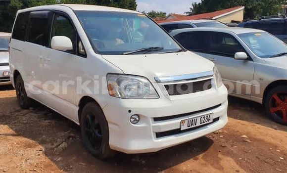 Gura Yakoze Toyota Noah White Imodoka i Kampala mu Uganda
