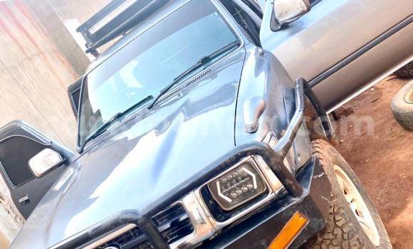 Gura Yakoze Toyota Hilux Blue Imodoka i Kampala mu Uganda