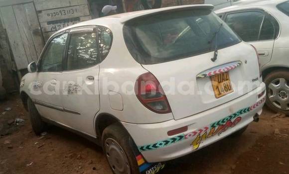 Gura Yakoze Toyota Duet White Imodoka i Kampala mu Uganda