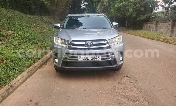Gura Yakoze Toyota Kluger Silver Imodoka i Kampala mu Uganda