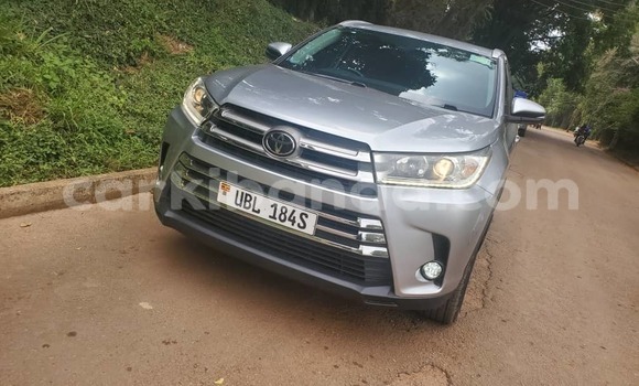Gura Yakoze Toyota Kluger Silver Imodoka i Kampala mu Uganda