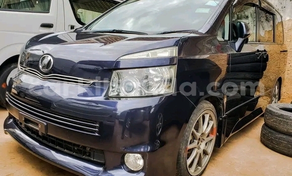Gura Yakoze Toyota Noah Beige Imodoka i Kampala mu Uganda