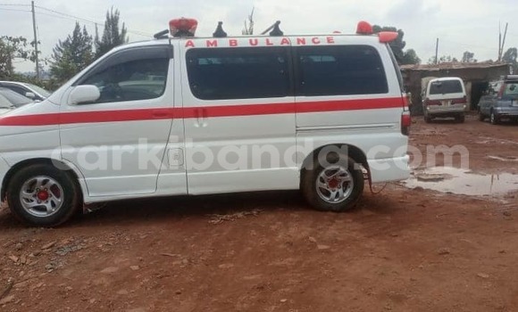 Gura Yakoze Toyota Regius White Imodoka i Kampala mu Uganda