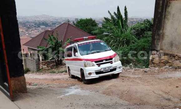 Nunua Ilio tumika Toyota Regius Nyeupe Gari ndani ya Kampala nchini Uganda Nunua Ilio tumika Toyota Regius Nyeupe Gari ndani ya Kampala nchini Uganda