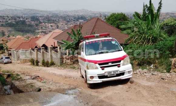 Nunua Ilio tumika Toyota Regius Nyeupe Gari ndani ya Kampala nchini Uganda Nunua Ilio tumika Toyota Regius Nyeupe Gari ndani ya Kampala nchini Uganda