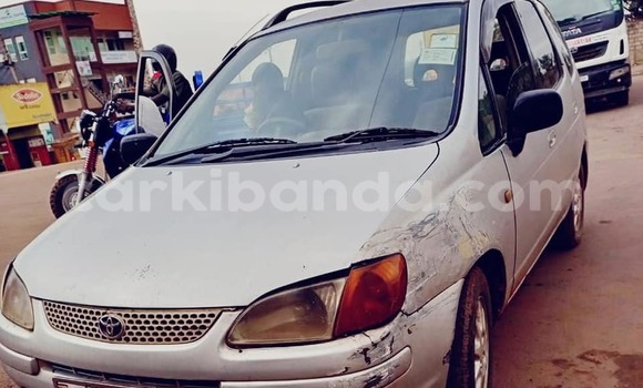 Nunua Ilio tumika Toyota Spacio Fedha Gari ndani ya Kampala nchini Uganda