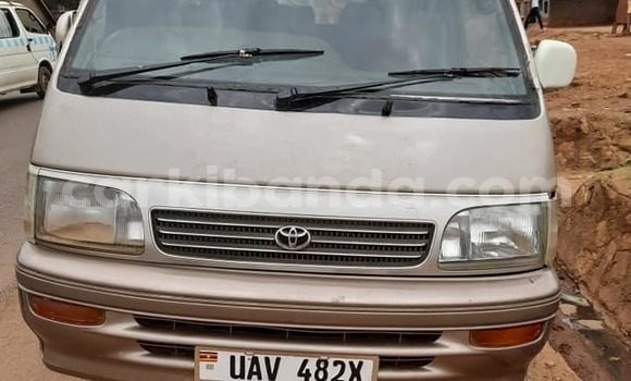 Nunua Ilio tumika Toyota Super Custom Brown Gari ndani ya Kampala nchini Uganda