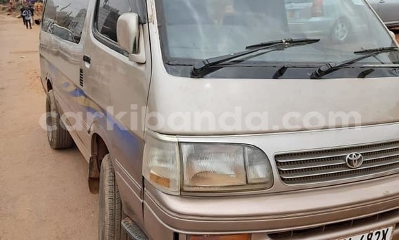 Nunua Ilio tumika Toyota Super Custom Brown Gari ndani ya Kampala nchini Uganda Nunua Ilio tumika Toyota Super Custom Brown Gari ndani ya Kampala nchini Uganda
