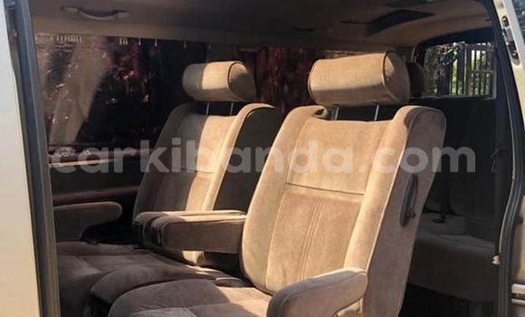 Nunua Ilio tumika Toyota Super Custom Brown Gari ndani ya Kampala nchini Uganda Nunua Ilio tumika Toyota Super Custom Brown Gari ndani ya Kampala nchini Uganda