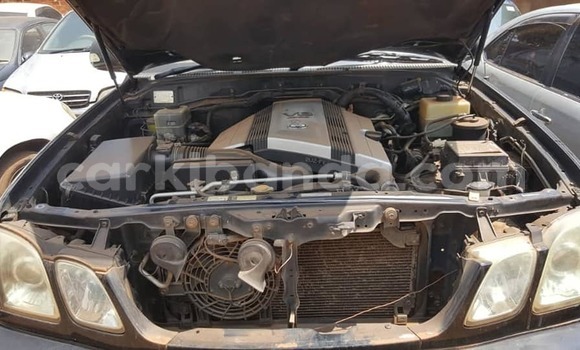 Nunua Ilio tumika Toyota Land Cruiser Nyeusi Gari ndani ya Kampala nchini Uganda Nunua Ilio tumika Toyota Land Cruiser Nyeusi Gari ndani ya Kampala nchini Uganda