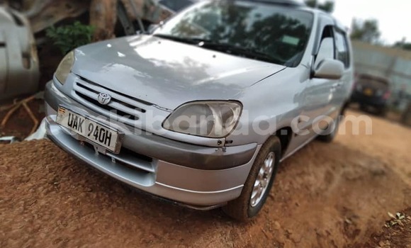 Gura Yakoze Toyota Raum Silver Imodoka i Kampala mu Uganda