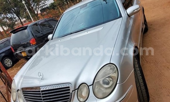 Nunua Ilio tumika Mercedes‒Benz E–Class Fedha Gari ndani ya Kampala nchini Uganda