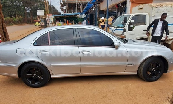 Gura Yakoze Mercedes‒Benz E–Class Silver Imodoka i Kampala mu Uganda Gura Yakoze Mercedes‒Benz E–Class Silver Imodoka i Kampala mu Uganda