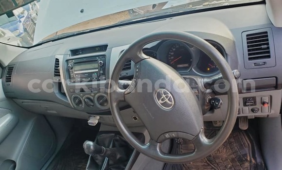 Acheter Occasion Voiture Toyota Hilux Gris à Kampala, Ouganda Acheter Occasion Voiture Toyota Hilux Gris à Kampala, Ouganda