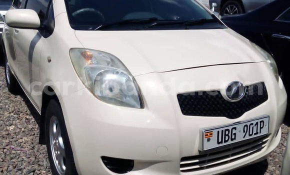 Acheter Occasion Voiture Toyota Vitz Blanc à Kampala, Ouganda