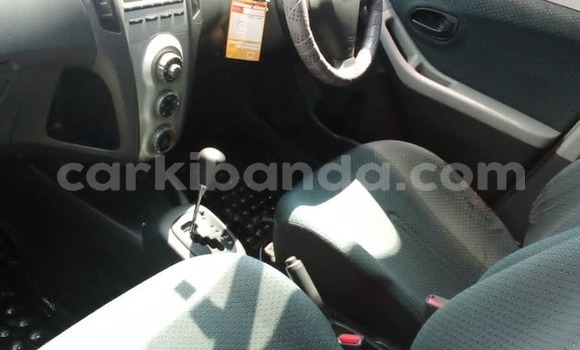 Acheter Occasion Voiture Toyota Vitz Blanc à Kampala, Ouganda Acheter Occasion Voiture Toyota Vitz Blanc à Kampala, Ouganda
