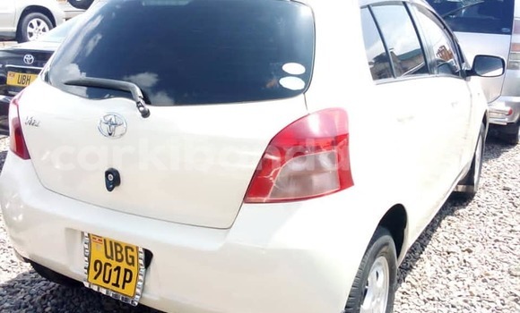Acheter Occasion Voiture Toyota Vitz Blanc à Kampala, Ouganda Acheter Occasion Voiture Toyota Vitz Blanc à Kampala, Ouganda