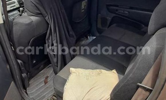 Gura Yakoze Toyota Wish Blue Imodoka i Kampala mu Uganda Gura Yakoze Toyota Wish Blue Imodoka i Kampala mu Uganda