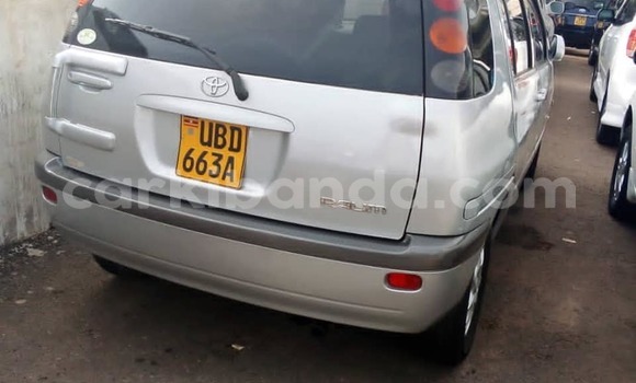 Gura Yakoze Toyota Raum Silver Imodoka i Kampala mu Uganda Gura Yakoze Toyota Raum Silver Imodoka i Kampala mu Uganda