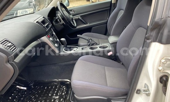 Gura Yakoze Subaru Legacy White Imodoka i Kampala mu Uganda Gura Yakoze Subaru Legacy White Imodoka i Kampala mu Uganda