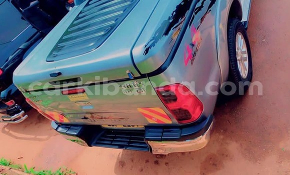 Gura Yakoze Toyota Hilux Silver Imodoka i Kampala mu Uganda Gura Yakoze Toyota Hilux Silver Imodoka i Kampala mu Uganda