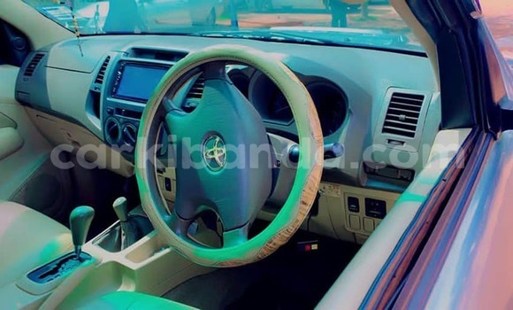 Gura Yakoze Toyota Hilux Silver Imodoka i Kampala mu Uganda Gura Yakoze Toyota Hilux Silver Imodoka i Kampala mu Uganda