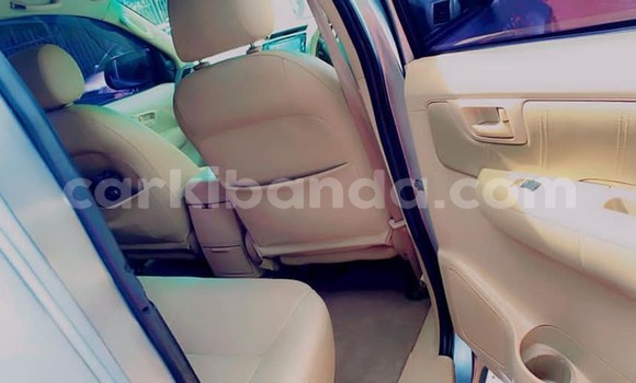 Gura Yakoze Toyota Hilux Silver Imodoka i Kampala mu Uganda Gura Yakoze Toyota Hilux Silver Imodoka i Kampala mu Uganda