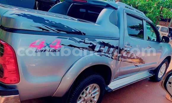 Gura Yakoze Toyota Hilux Silver Imodoka i Kampala mu Uganda Gura Yakoze Toyota Hilux Silver Imodoka i Kampala mu Uganda