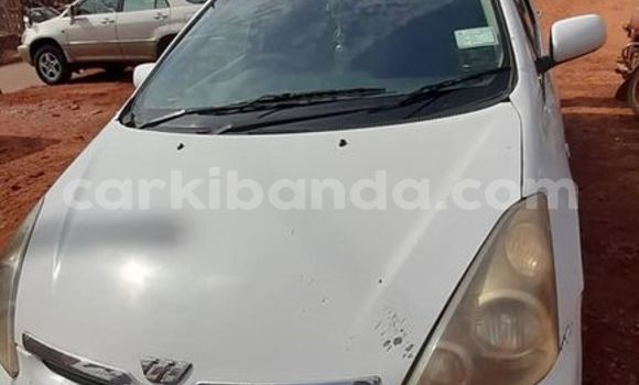 Gura Yakoze Toyota Wish White Imodoka i Kampala mu Uganda
