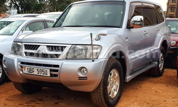 Gura Yakoze Mitsubishi Pajero Silver Imodoka i Kampala mu Uganda Gura Yakoze Mitsubishi Pajero Silver Imodoka i Kampala mu Uganda