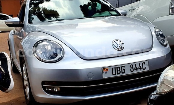 Gura Yakoze Volkswagen Beetle Silver Imodoka i Kampala mu Uganda