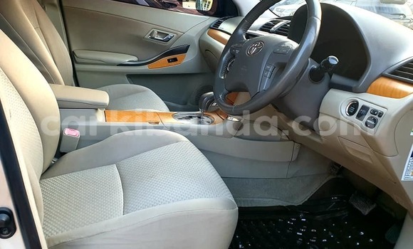 Gura Yakoze Toyota Premio Silver Imodoka i Kampala mu Uganda Gura Yakoze Toyota Premio Silver Imodoka i Kampala mu Uganda