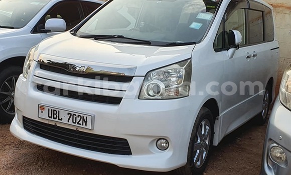 Gura Yakoze Toyota Noah White Imodoka i Kampala mu Uganda