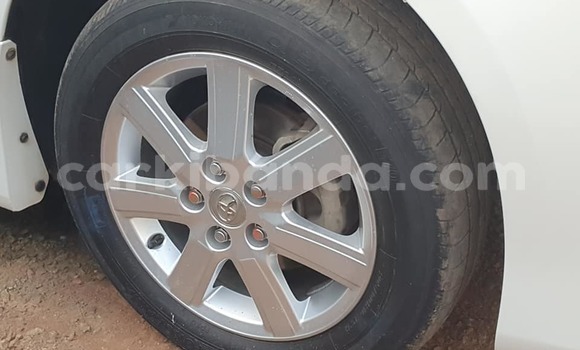 Gura Yakoze Toyota Noah White Imodoka i Kampala mu Uganda Gura Yakoze Toyota Noah White Imodoka i Kampala mu Uganda