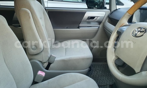 Gura Yakoze Toyota Noah White Imodoka i Kampala mu Uganda Gura Yakoze Toyota Noah White Imodoka i Kampala mu Uganda