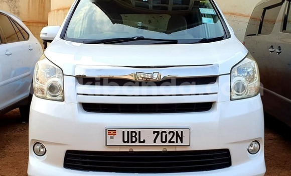Gura Yakoze Toyota Noah White Imodoka i Kampala mu Uganda Gura Yakoze Toyota Noah White Imodoka i Kampala mu Uganda