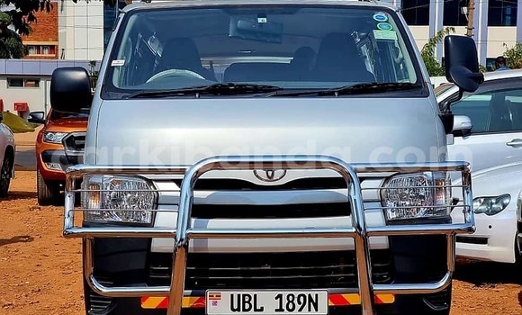 Gura Yakoze Toyota Hiace Silver Imodoka i Kampala mu Uganda