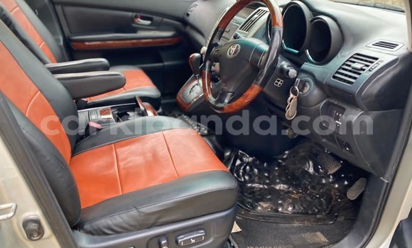 Gura Yakoze Toyota Harrier Silver Imodoka i Kampala mu Uganda Gura Yakoze Toyota Harrier Silver Imodoka i Kampala mu Uganda