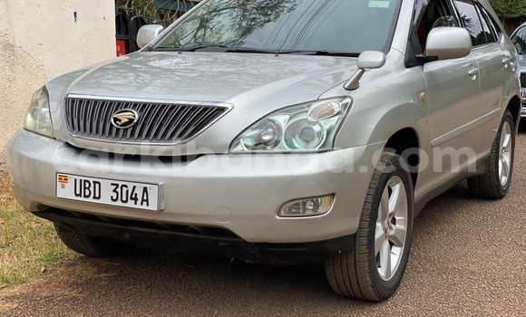 Gura Yakoze Toyota Harrier Silver Imodoka i Kampala mu Uganda Gura Yakoze Toyota Harrier Silver Imodoka i Kampala mu Uganda