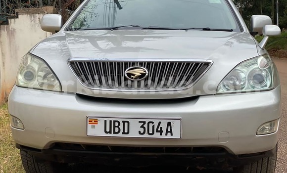 Gura Yakoze Toyota Harrier Silver Imodoka i Kampala mu Uganda Gura Yakoze Toyota Harrier Silver Imodoka i Kampala mu Uganda