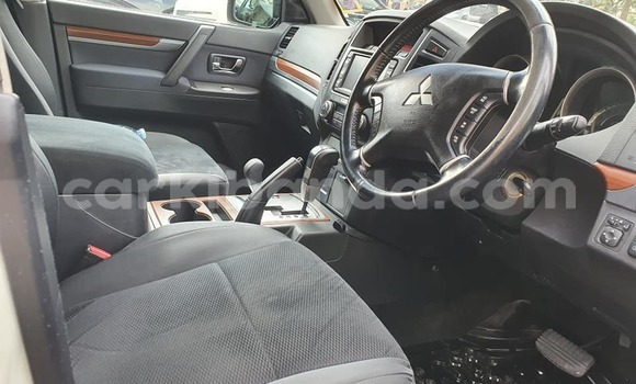 Gura Yakoze Mitsubishi Pajero White Imodoka i Kampala mu Uganda Gura Yakoze Mitsubishi Pajero White Imodoka i Kampala mu Uganda