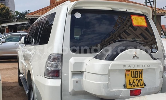Gura Yakoze Mitsubishi Pajero White Imodoka i Kampala mu Uganda Gura Yakoze Mitsubishi Pajero White Imodoka i Kampala mu Uganda