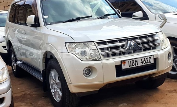 Gura Yakoze Mitsubishi Pajero White Imodoka i Kampala mu Uganda Gura Yakoze Mitsubishi Pajero White Imodoka i Kampala mu Uganda