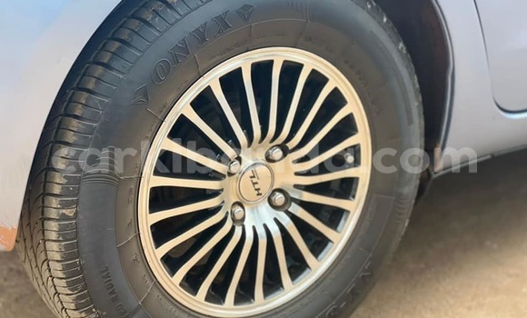 Gura Yakoze Toyota Vitz Blue Imodoka i Kampala mu Uganda Gura Yakoze Toyota Vitz Blue Imodoka i Kampala mu Uganda