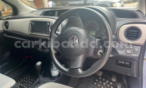 Gura Yakoze Toyota Vitz Blue Imodoka i Kampala mu Uganda Gura Yakoze Toyota Vitz Blue Imodoka i Kampala mu Uganda
