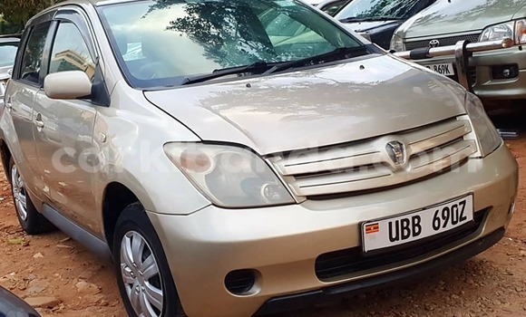 Nunua Ilio tumika Toyota IST Brown Gari ndani ya Kampala nchini Uganda