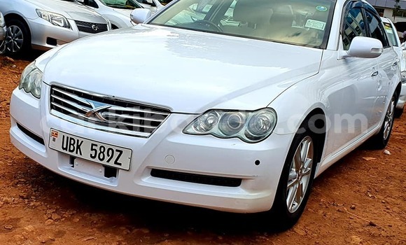 Nunua Ilio tumika Toyota Mark X Nyeupe Gari ndani ya Kampala nchini Uganda