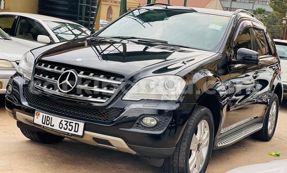 Gura Yakoze Mercedes‒Benz ML–Class Black Imodoka i Kampala mu Uganda